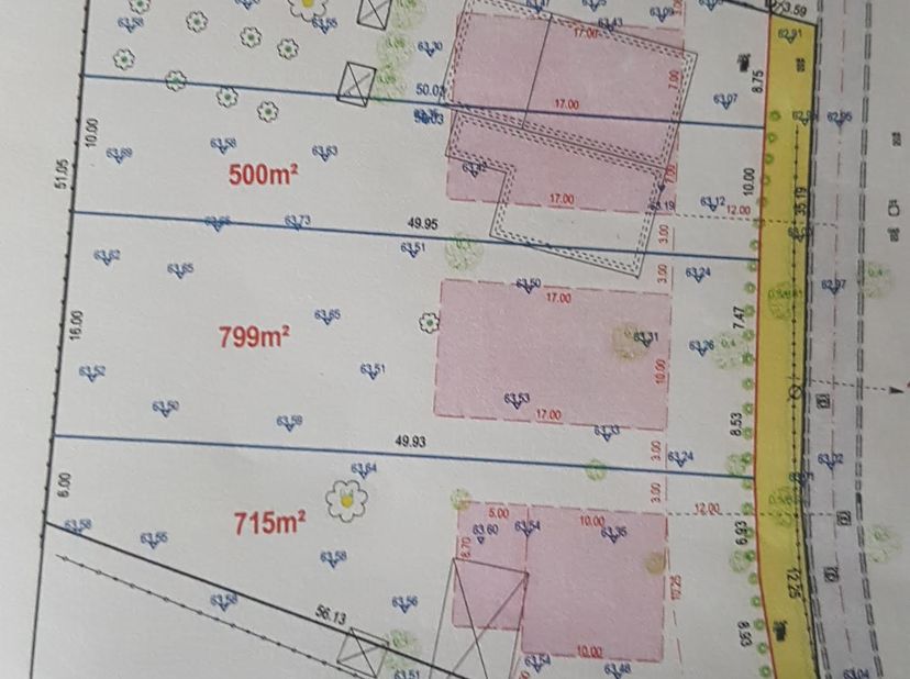 Oude boerderij opgedeeld in 2 woondelen.&lt;br /&gt;
Gelegen op 4 bouwgronden (waarvan 2 open en 2 halfopen).